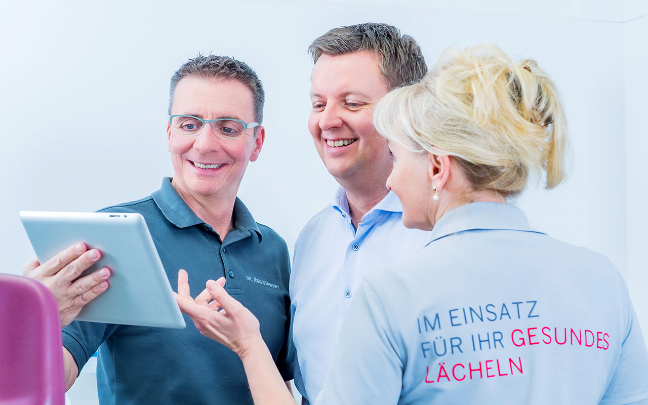 Dr. Stawowy und Zahnärztin Barbara Sobkowiak im Beratungsgespräch