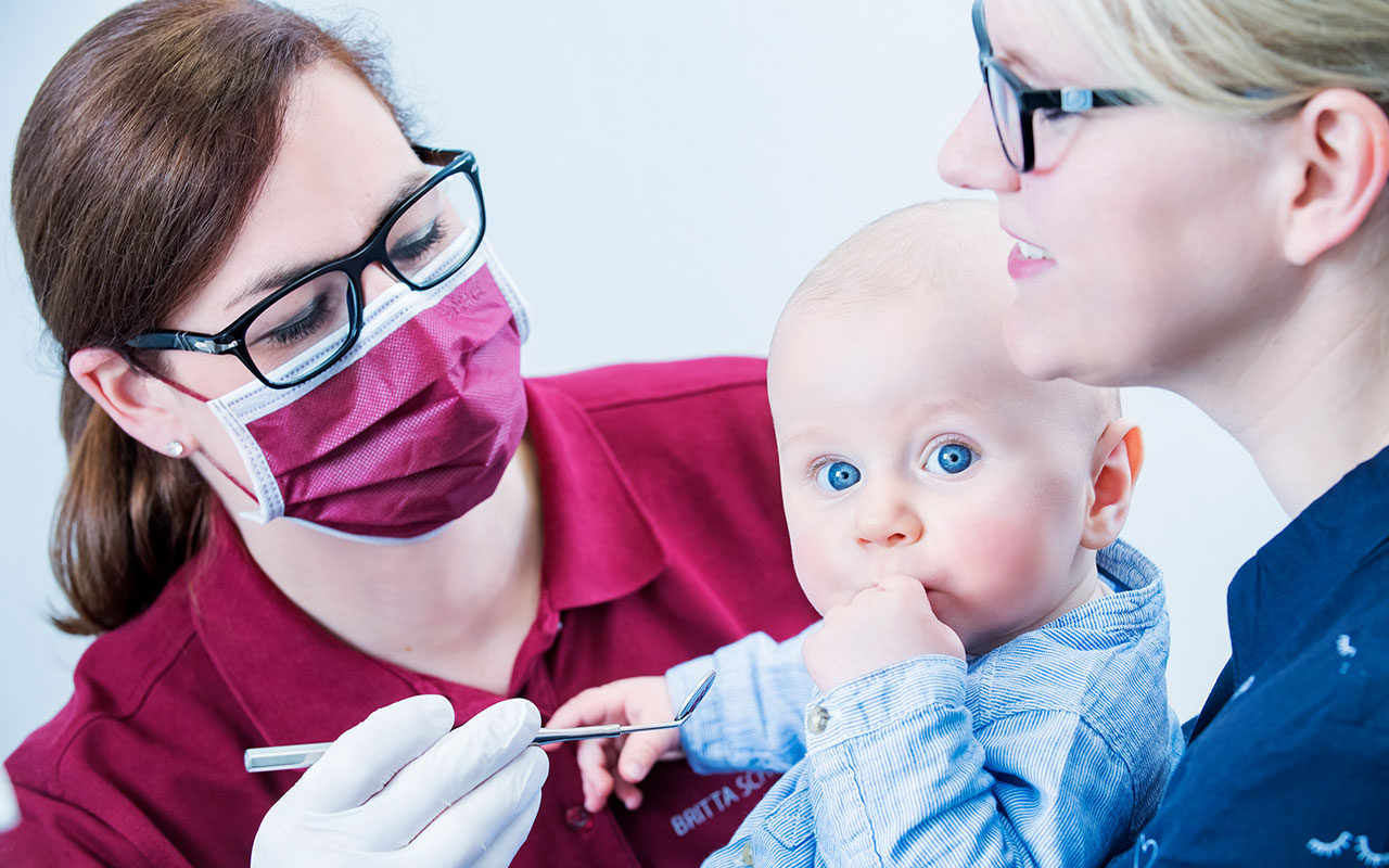 Untersuchung eines Kindes in der Zahnarztpraxis Dr. Stawowy