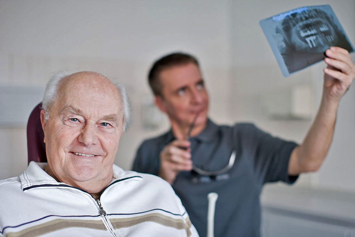 Zahnarzt Dr. Stawowy in der Behandlung eines älteren Herren